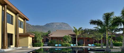 Außenpool, Sonnenschirme, Liegestühle