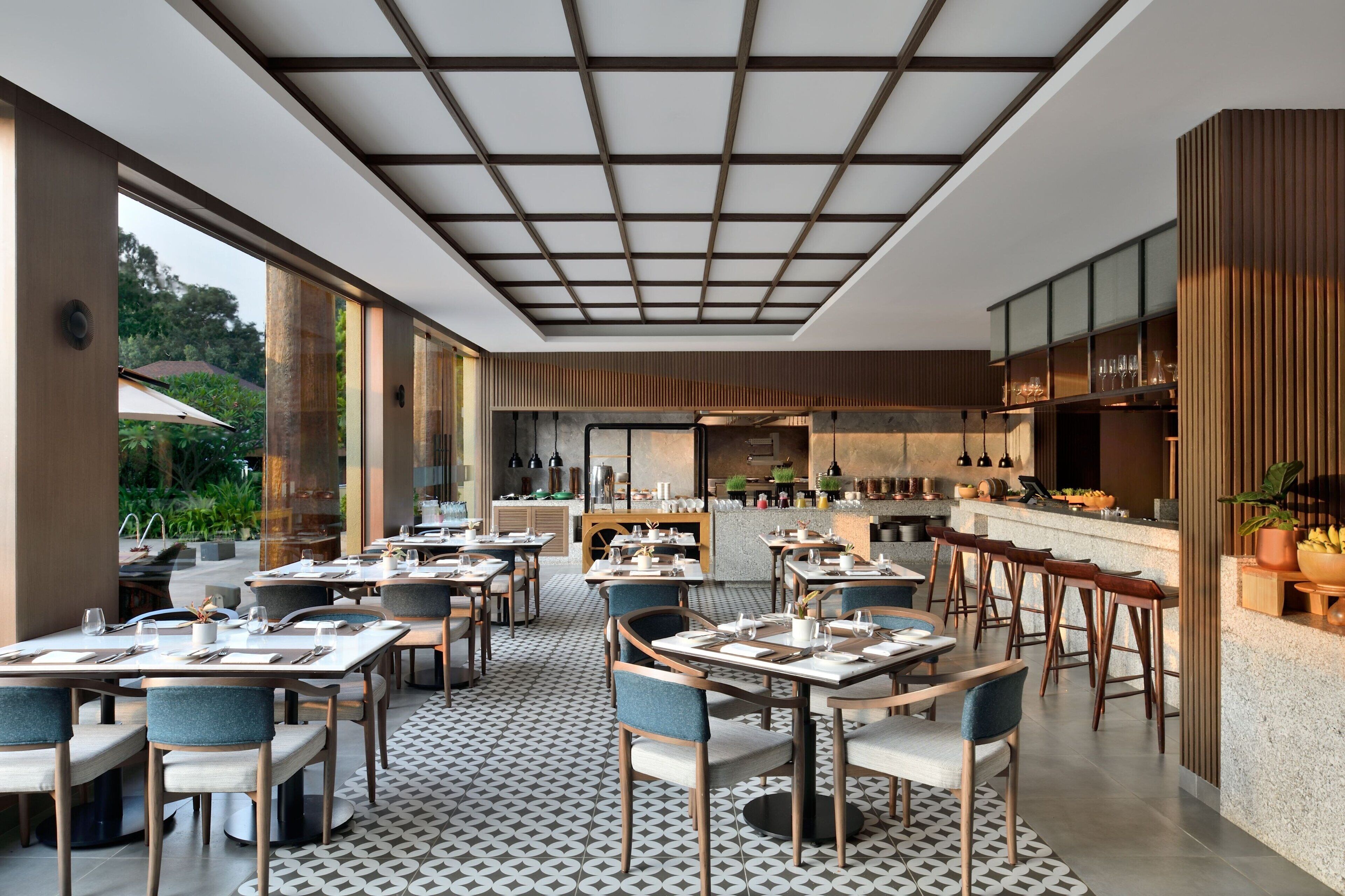 供应早餐、午餐和晚餐，泳池景观