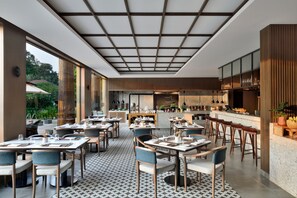 Se sirven desayunos, almuerzos y cenas; con vista a la piscina