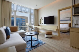 Ropa de cama hipoalergénica y caja de seguridad en la habitación 