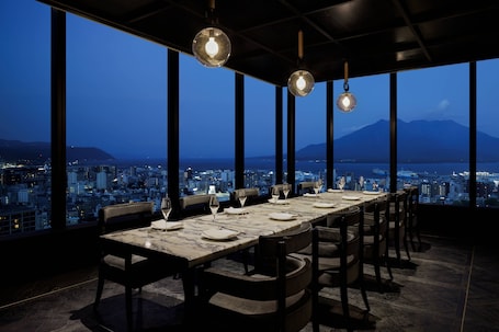 3 restaurantes; se sirve desayuno, almuerzo y cena; cocina japonesa