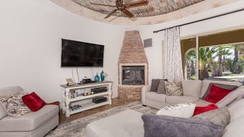 智能电视、壁炉、DVD 播放器、书