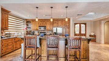 冰箱、微波炉、烤箱、炉灶