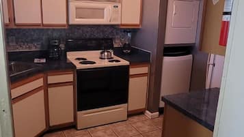 雪櫃、微波爐、焗爐、爐具