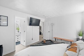 3 habitaciones, escritorio, tabla de planchar con plancha y wifi