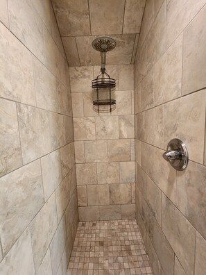 Douche, serviettes fournies, papier toilette