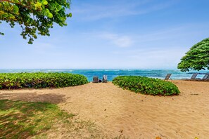 On the beach - 2BD tropical condo steps from the ocean - hot tub, pool, lazy river & gym (Kapaa)