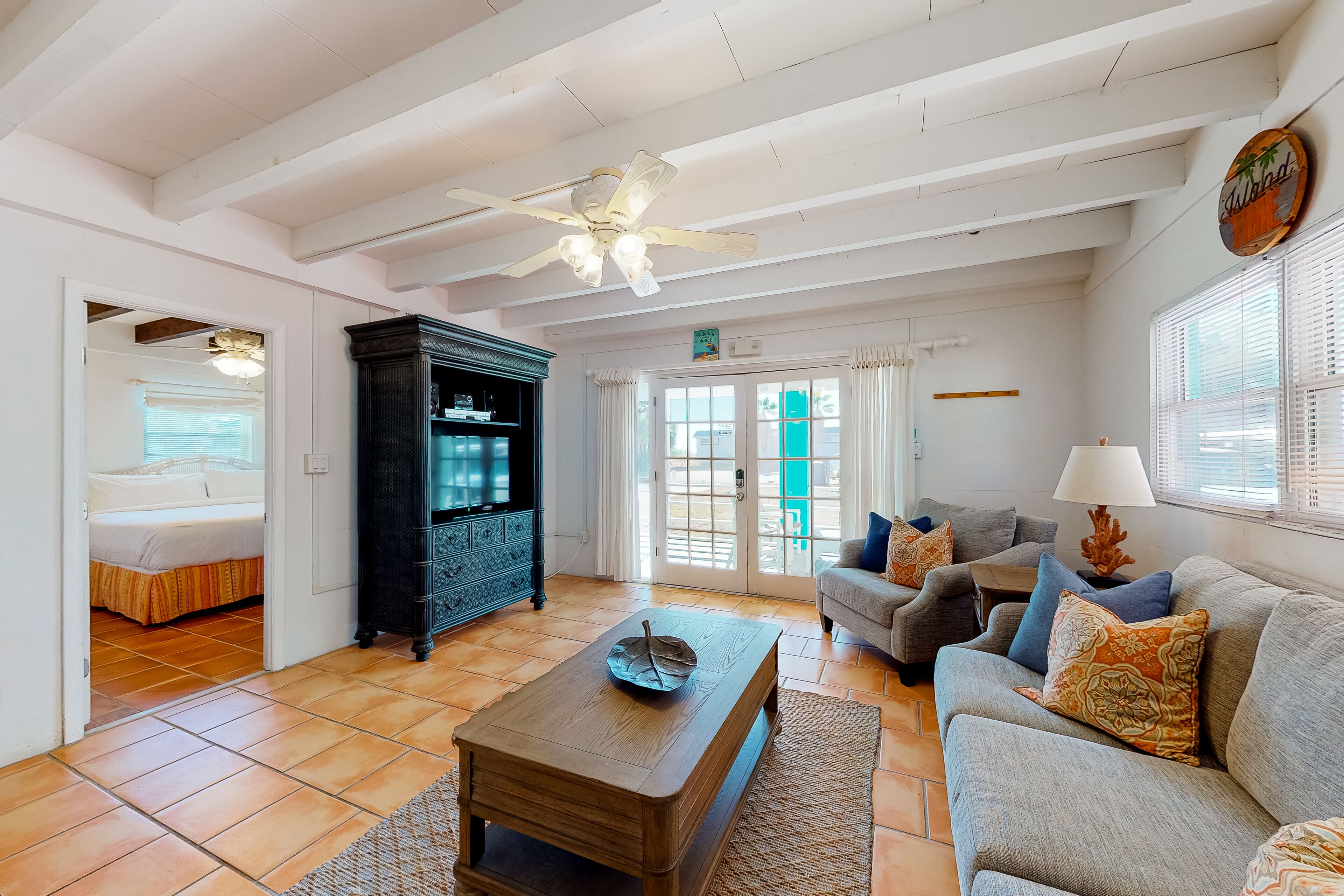 Eclectic dog-friendly duplex with full kitchen, central AC, patio, & W/D