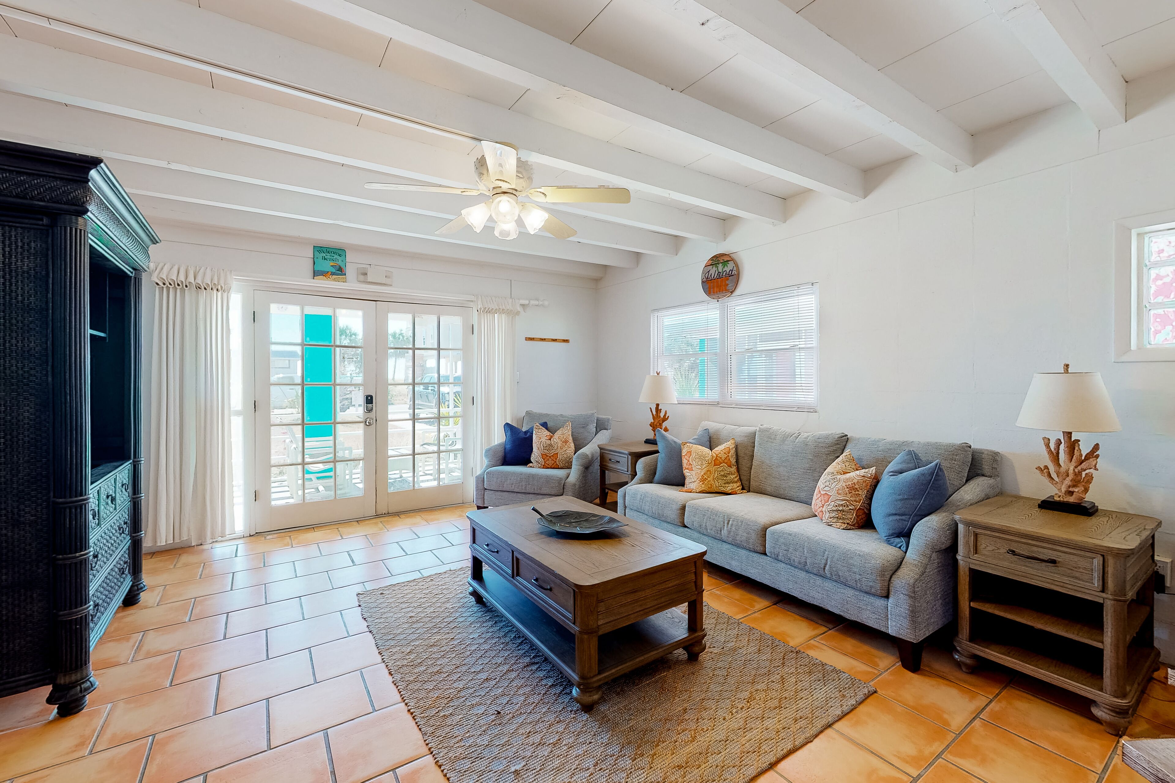 Eclectic dog-friendly duplex with full kitchen, central AC, patio, & W/D