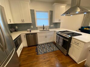 Fridge, microwave, oven, stovetop - The Heart of Atlanta! (Atlanta)