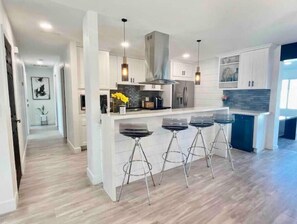 Private kitchen - ‼️Spacious 4 bedrooms + Guest Suite w/ Spa+Pool (Scottsdale)