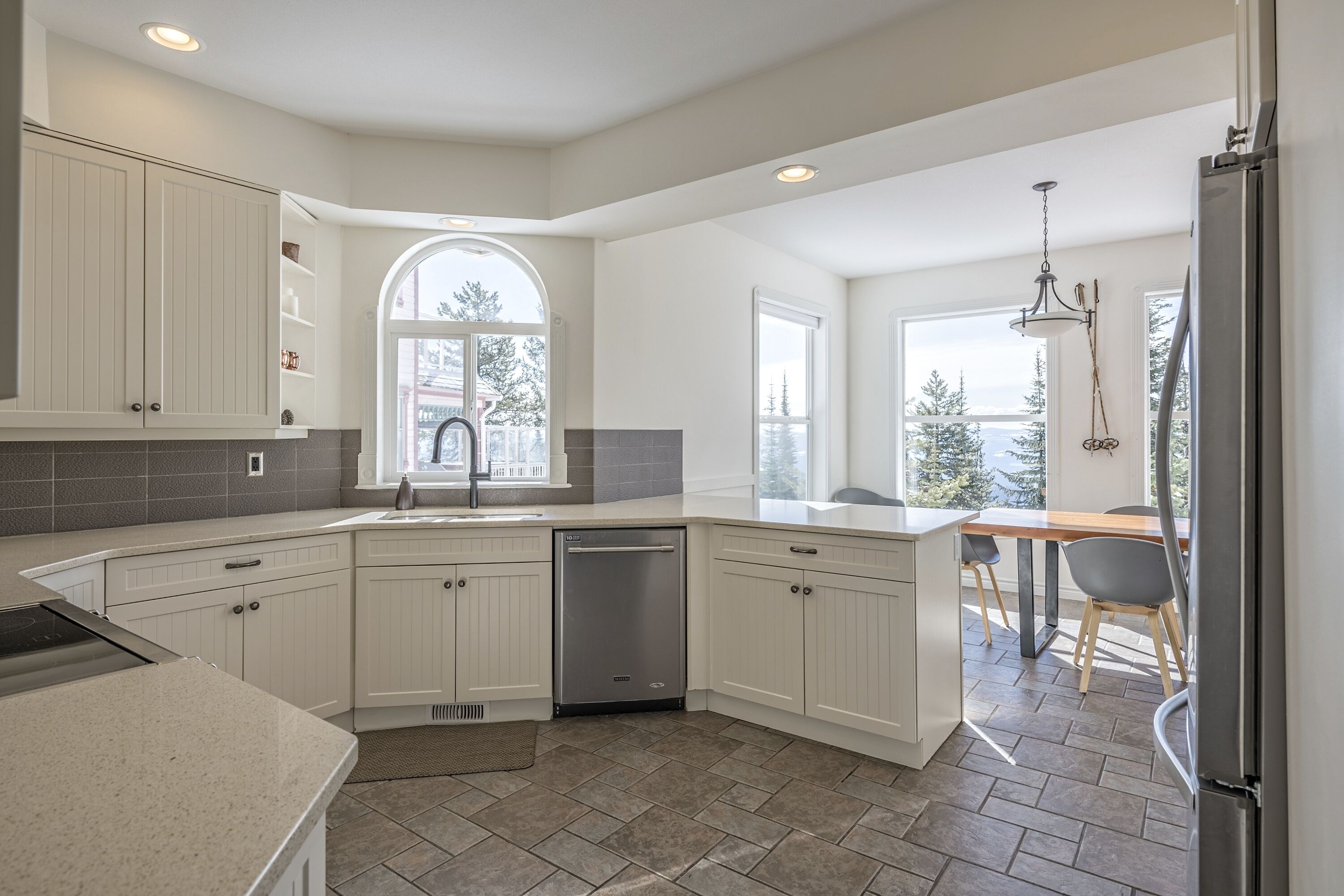 Comfortable Family Style Upper Chalet - Pet Friendly!