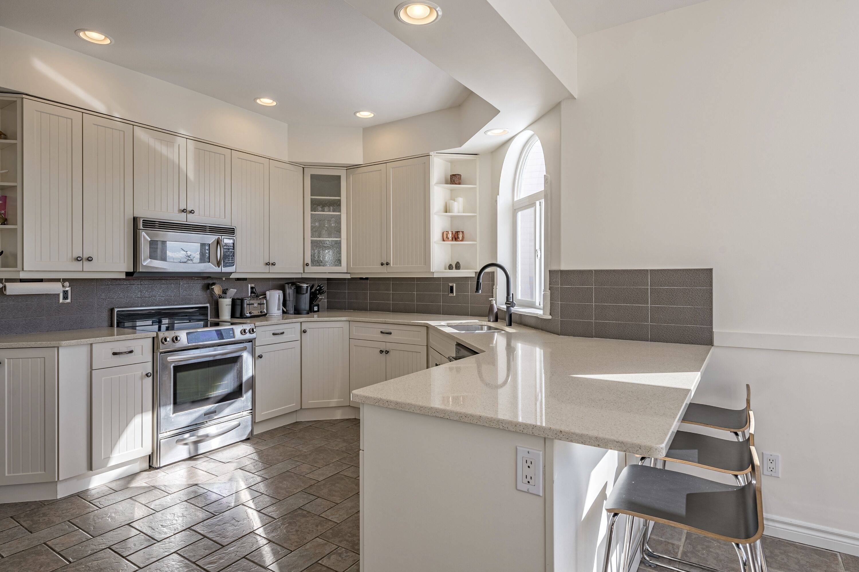 Comfortable Family Style Upper Chalet - Pet Friendly!