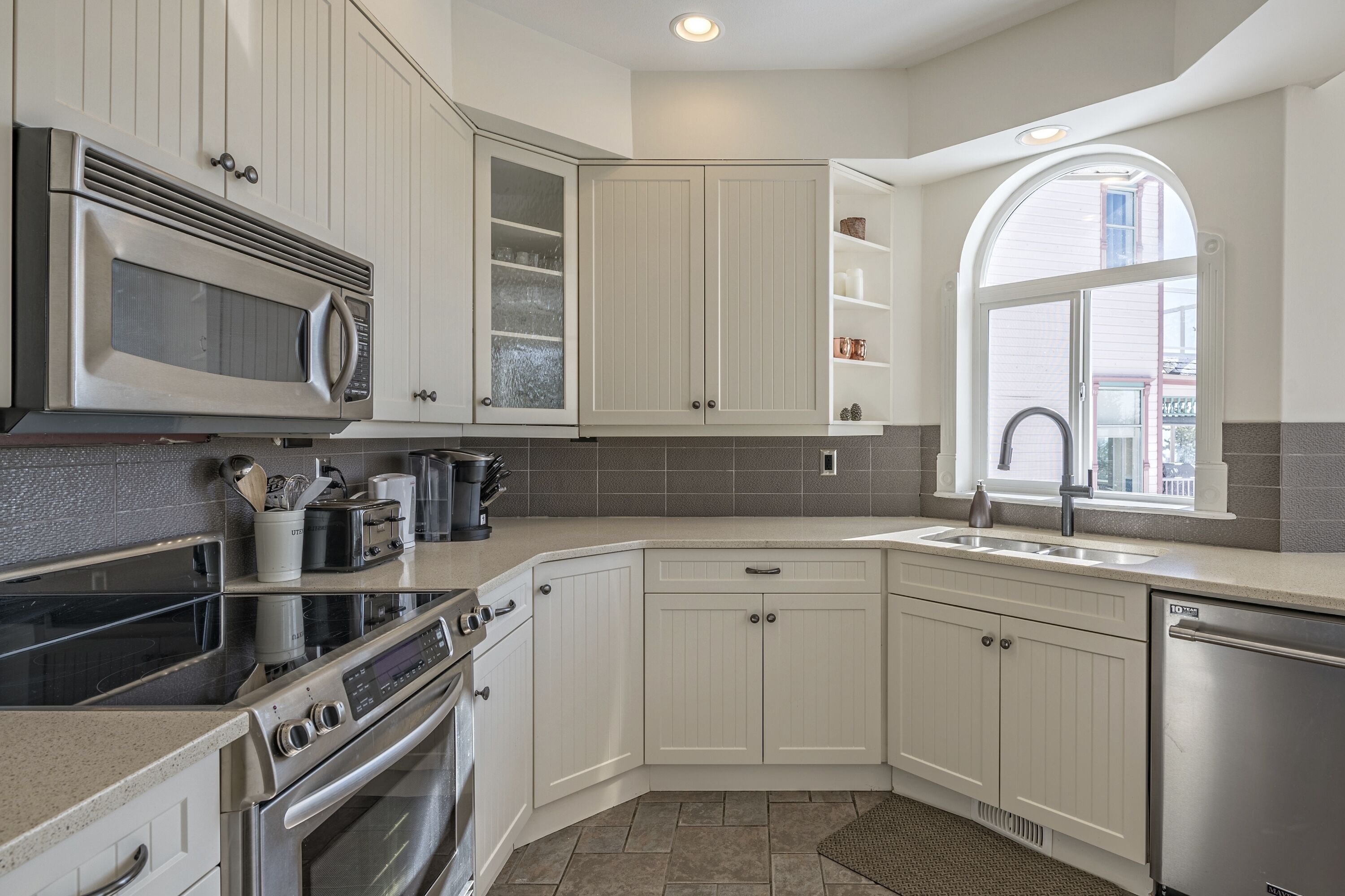 Comfortable Family Style Upper Chalet - Pet Friendly!