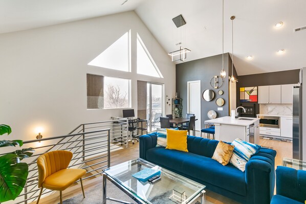 Smart TV, computer monitors - DenverStays: Farmhouse-Chic Home 15 Min to Downtown, Garage w/EV Charger (Denver)