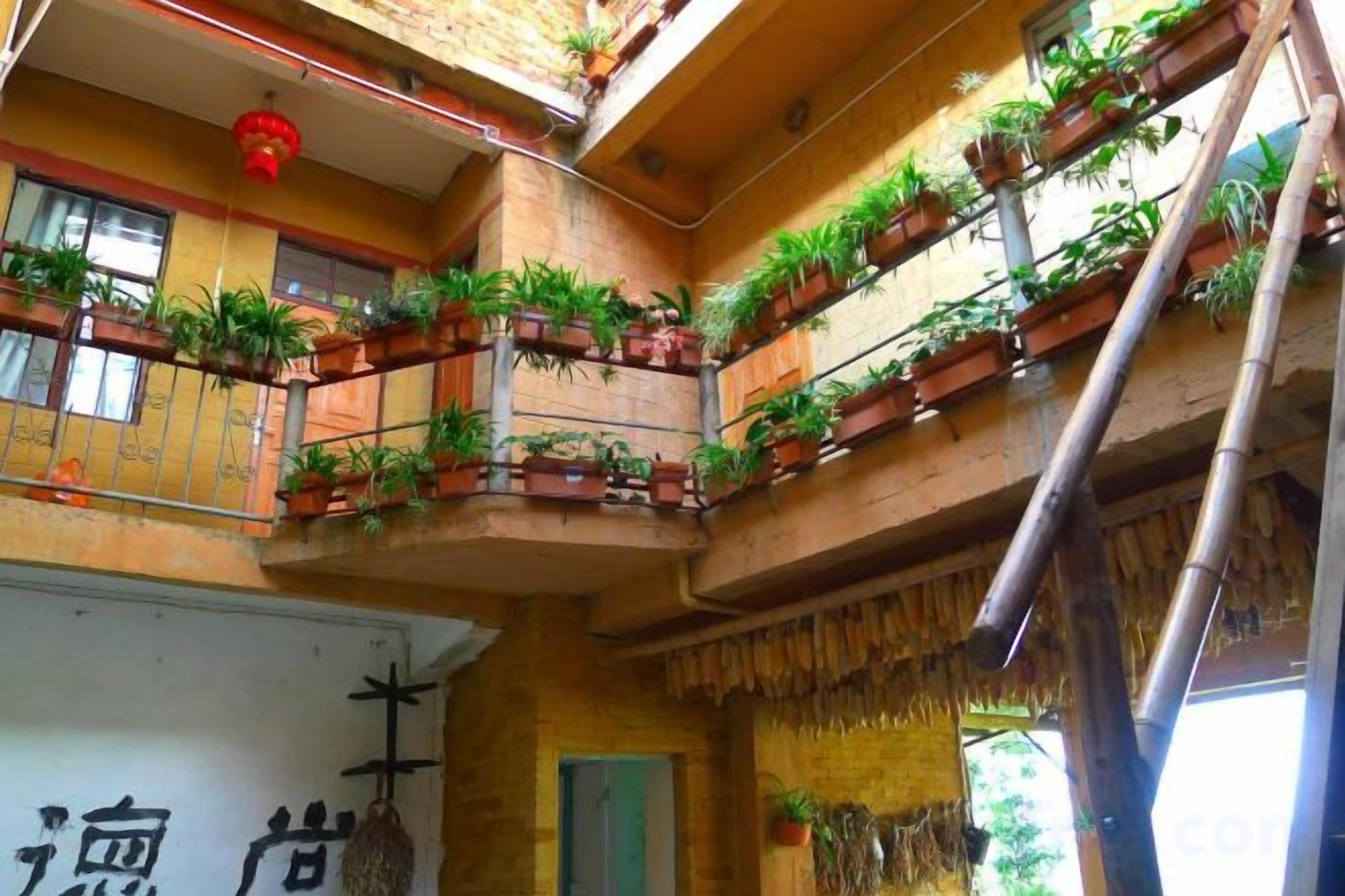 Un atrio de varios niveles con balcones decorados con plantas en macetas.