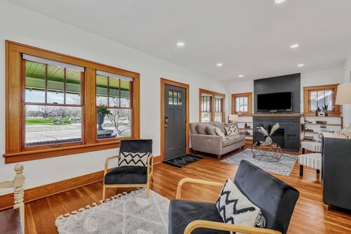 Christmas Home Walking Distance From Illuminations!