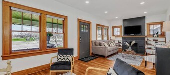 Christmas Home Walking Distance From Illuminations!