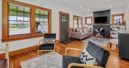 Christmas Home Walking Distance From Illuminations!