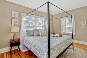 5 bedrooms, iron/ironing board, WiFi, bed sheets