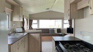 Fridge, oven - Holiday home in Whitstable - 5 mins from the beach (Whitstable)
