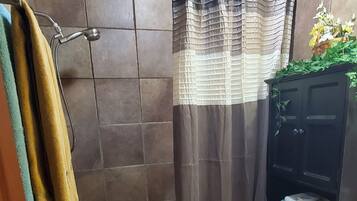 Bañera de hidromasaje, secador de pelo, toallas, jabón