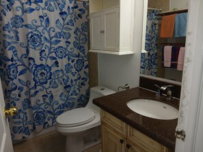 Serviettes fournies, savon, shampoing, papier toilette