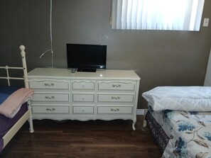 3 bedrooms, WiFi, bed sheets, wheelchair access - The Tranquil Suite
3 bedrooms (Mississauga)