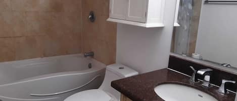 Handtücher, Seife, Shampoo, Toilettenpapier