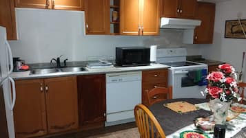 Fridge, microwave, stovetop, dishwasher