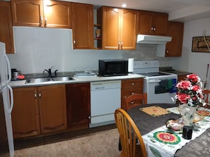 Fridge, microwave, stovetop, dishwasher
