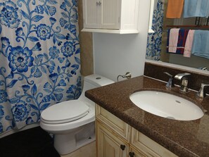 Towels, soap, shampoo, toilet paper - The Tranquil Suite
3 bedrooms (Mississauga)