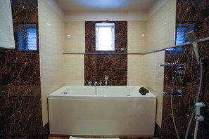 Comfort Room, 1 King Bed | Bathroom | Towels, soap, shampoo - The Royal Sea (Kanthi)
