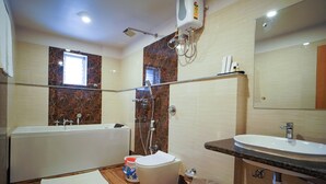 Une salle de bain moderne avec une baignoire, des toilettes et un lavabo.