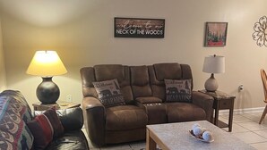 Una televisión, una chimenea, libros