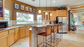 Kühlschrank, Mikrowelle, Herdplatte, Geschirrspüler