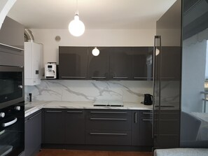 Kühlschrank, Mikrowelle, Ofen, Herdplatte