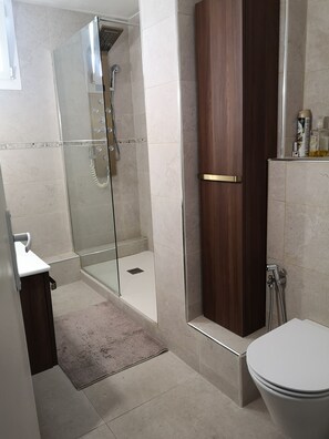 Douche, sèche-cheveux, serviettes fournies, savon