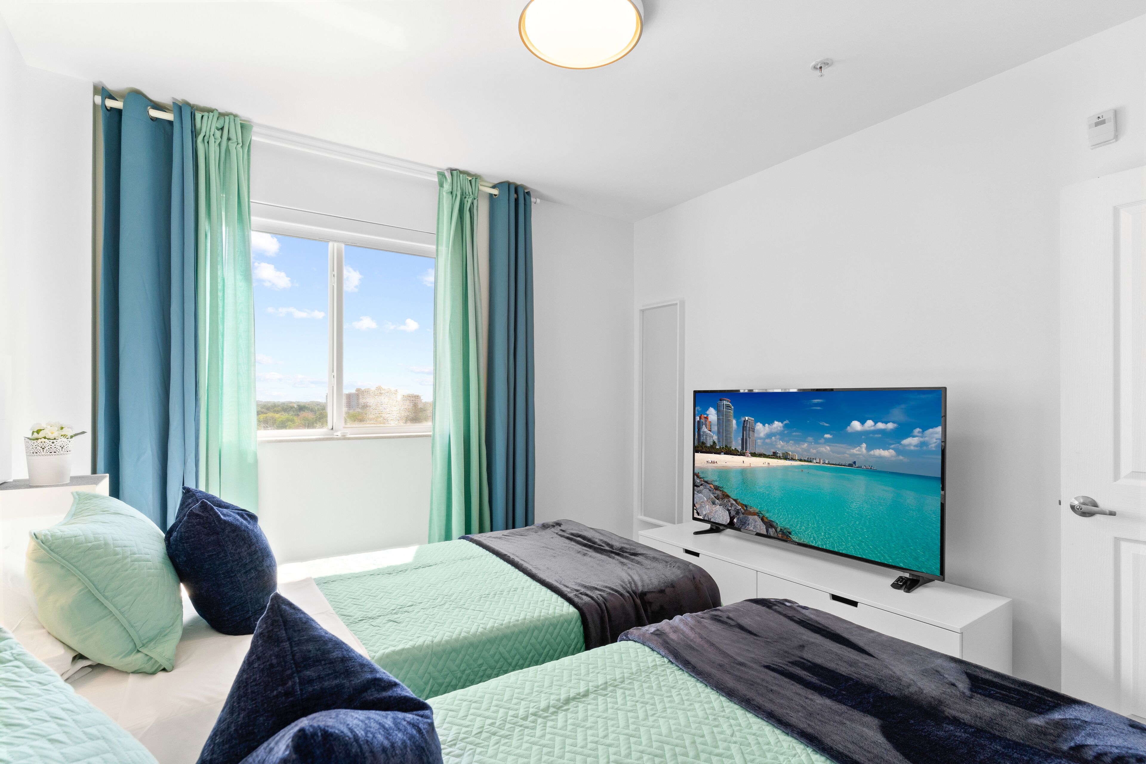 2 bedrooms, in-room safe, desk, iron/ironing board