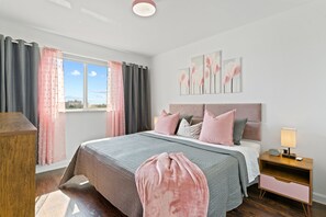 2 makuuhuonetta, tallelokero huoneessa, työpöytä, silitysrauta/-lauta