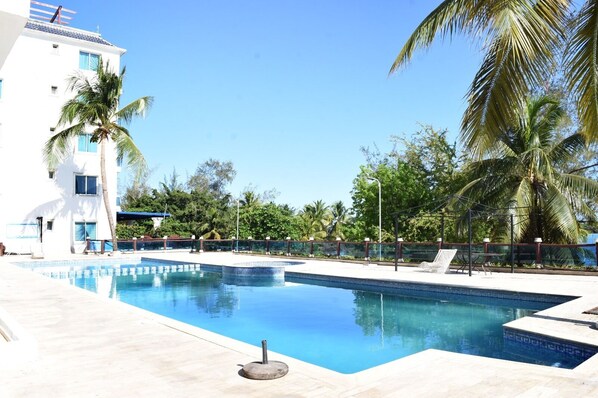 Outdoor pool - Apartamento frente a la playa con piscina. (Boca Chica)