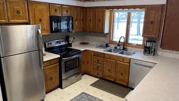 Geladeira, micro-ondas, fogão, cooktop
