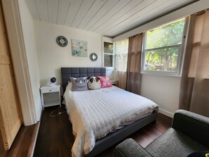 3 bedrooms, in-room safe, WiFi, bed sheets - Beautiful, 3 Bed Home - Pet Friendly & Near Beach (Clearwater)