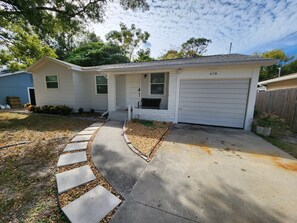 Exterior - Beautiful, 3 Bed Home - Pet Friendly & Near Beach (Clearwater)