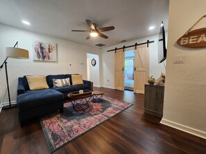 Smart TV - Beautiful, 3 Bed Home - Pet Friendly & Near Beach (Clearwater)