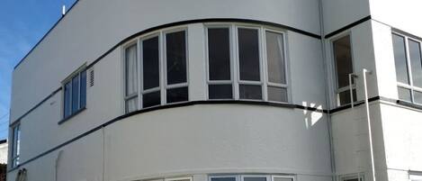 المنشأة من الخارج