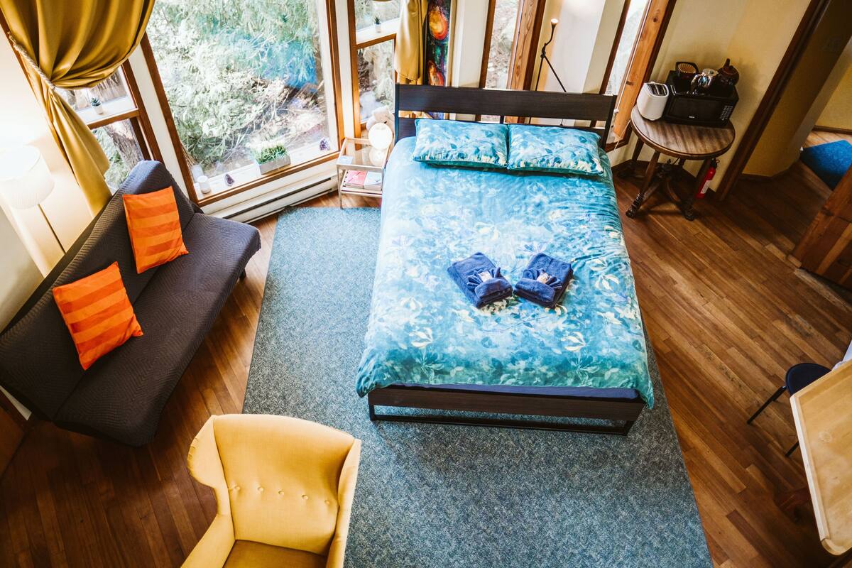 Panoramic Studio Suite, 1 Queen Bed, Bathtub, Partial Ocean View