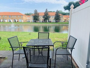 Outdoor dining - Gerard’s Green View Lagoon Disney Getaway (Kissimmee)