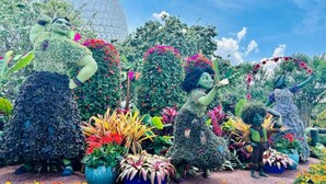 Um jardim com diversas esculturas e plantas.