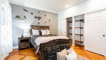 2 habitaciones, tabla de planchar con plancha y cuna de viaje